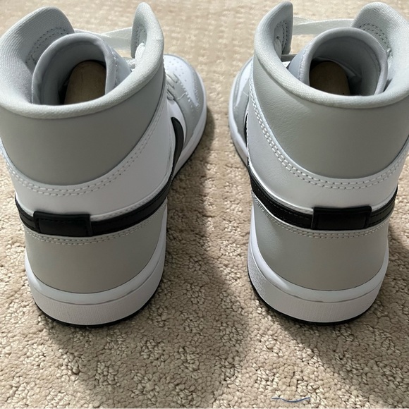 Jordan | Air Jordan 1 Women’s ‘Grey Fog’ Mid - Picture 6 of 11